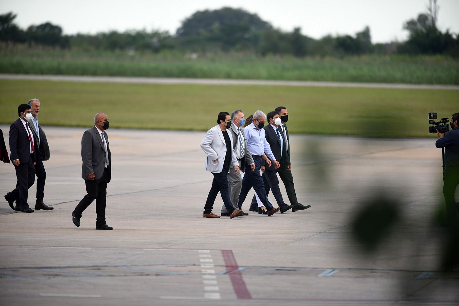 EN EL AEROPUERTO. Aníbal, flanqueado por Mansilla, Salomón y Amado.