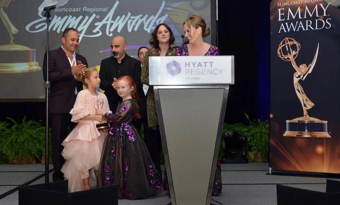 Natalia Denegri junto a una de sus hijas en la entrega de los Emmy