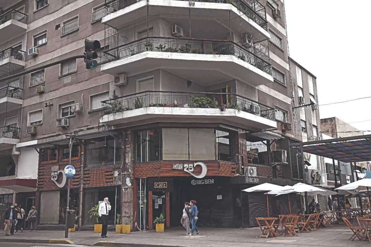 LA ESQUINA HOY. Algunos de los revestimientos de madera del restó fueron removidos para corroborar el estado general de las columnas.