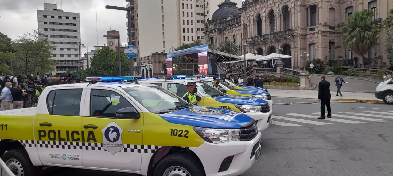 EN LA PLAZA INDEPENDENCIA. Las camionetas que serán entregadas a la Policía Foto de Twitter @DarioMonterosOK