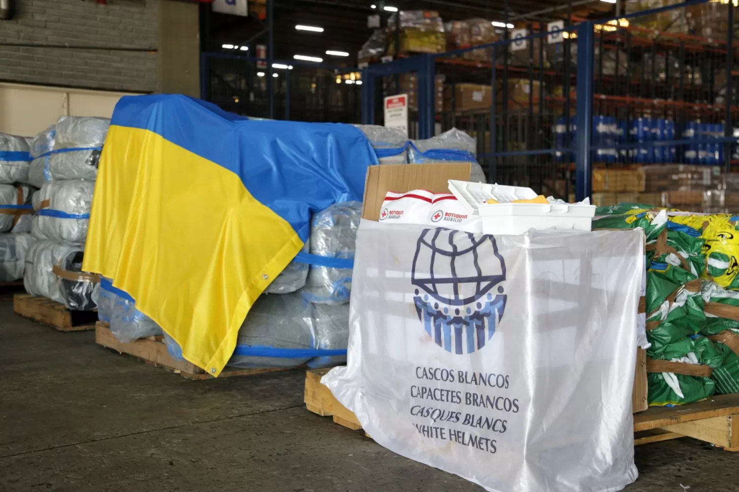 CONFLICTO RUSIA-UCRANIA. Esta noche parte el primer vuelo de Aerolíneas Argentina con insumos para refugiados ucranianos en Polonia. Foto tomada de Twitter: @CascosBlancos