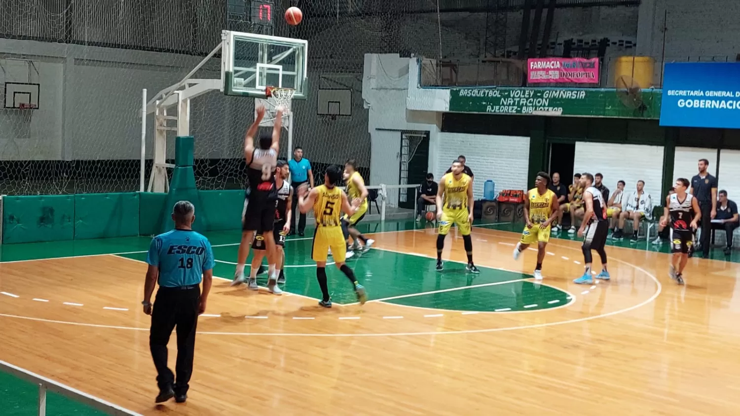 BÁSQUET. Estudiantes  se prepara para su encuentro frente a Independiente de Santiago del Estero.