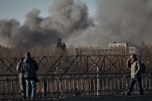 Rusia atacó un aeropuerto ubicado a 70 kilómetros de la frontera con Polonia: hubo tres explosiones