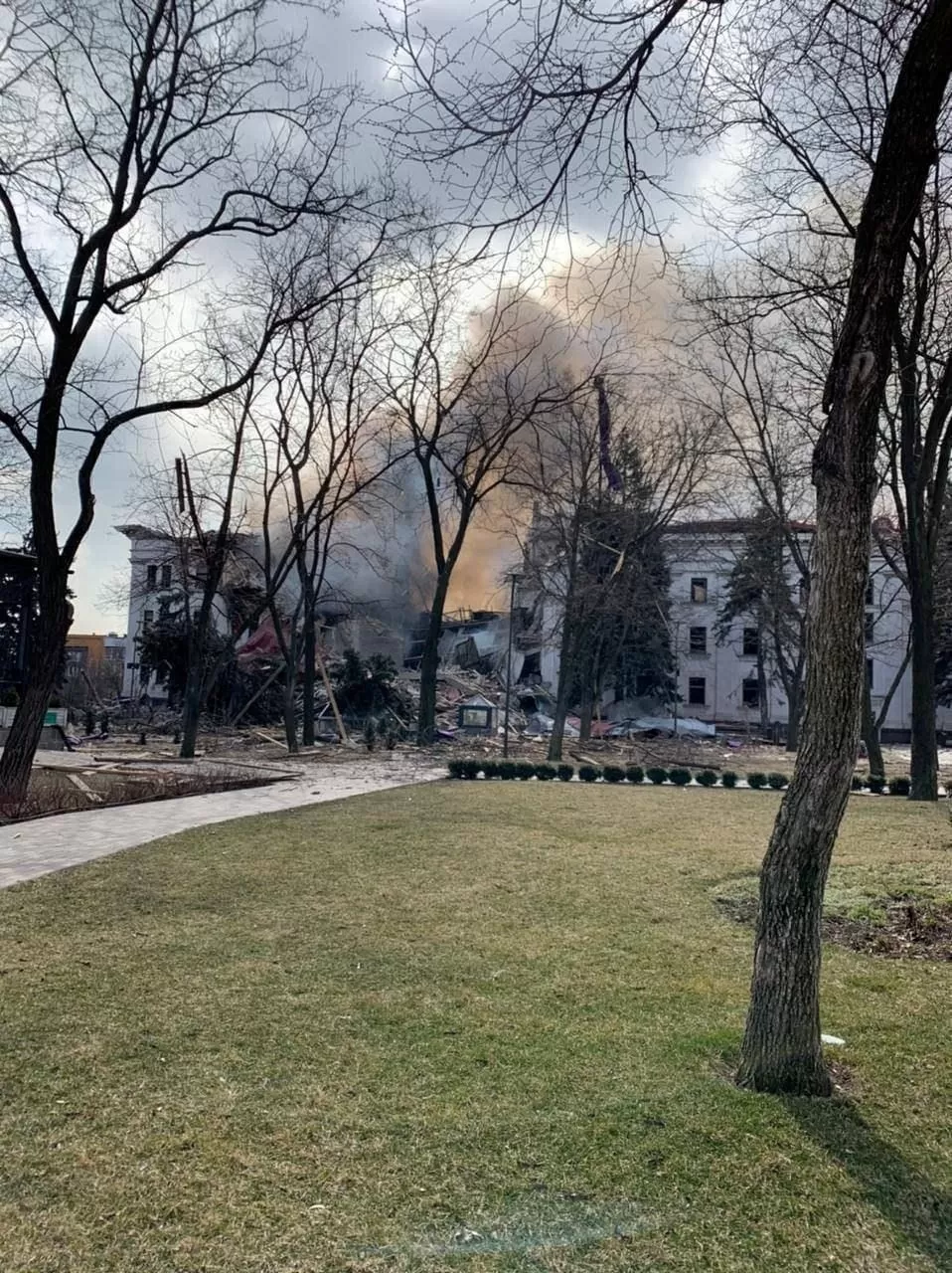 EN LLAMAS. El Teatro Regional de Drama de Donetsk quedó en ruinas. 