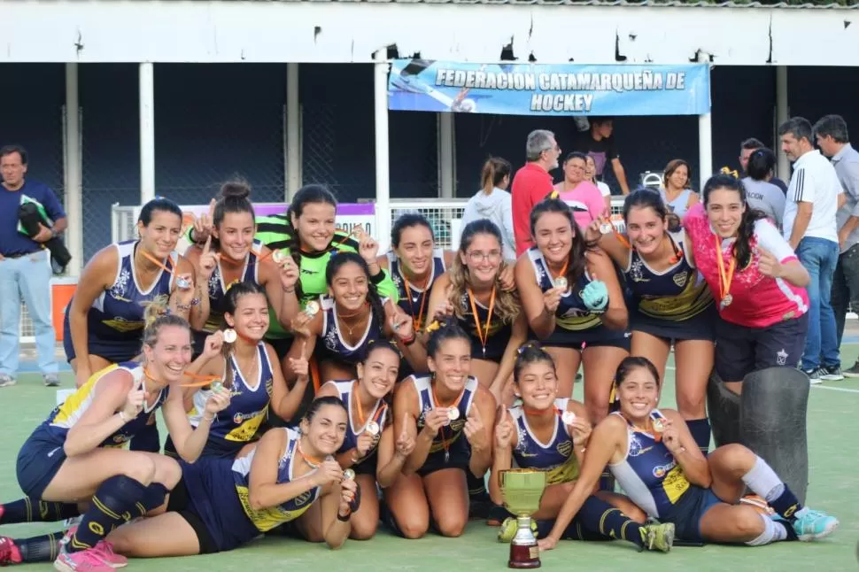 A SEGUIR CRECIENDO. Villa Mitre se consagró campeón del Torneo Regional “D”. A pesar del logro, las jugadoras del “Gigante” de Tafí Viejo quieren seguir creciendo y dejar su huella en el hockey provincial. 