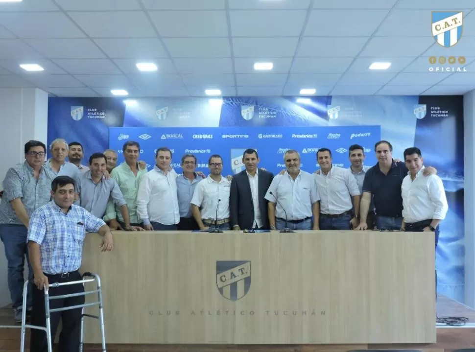 TODOS JUNTOS. La comisión directiva, casi en su totalidad, posa en la sala de prensa del club.  