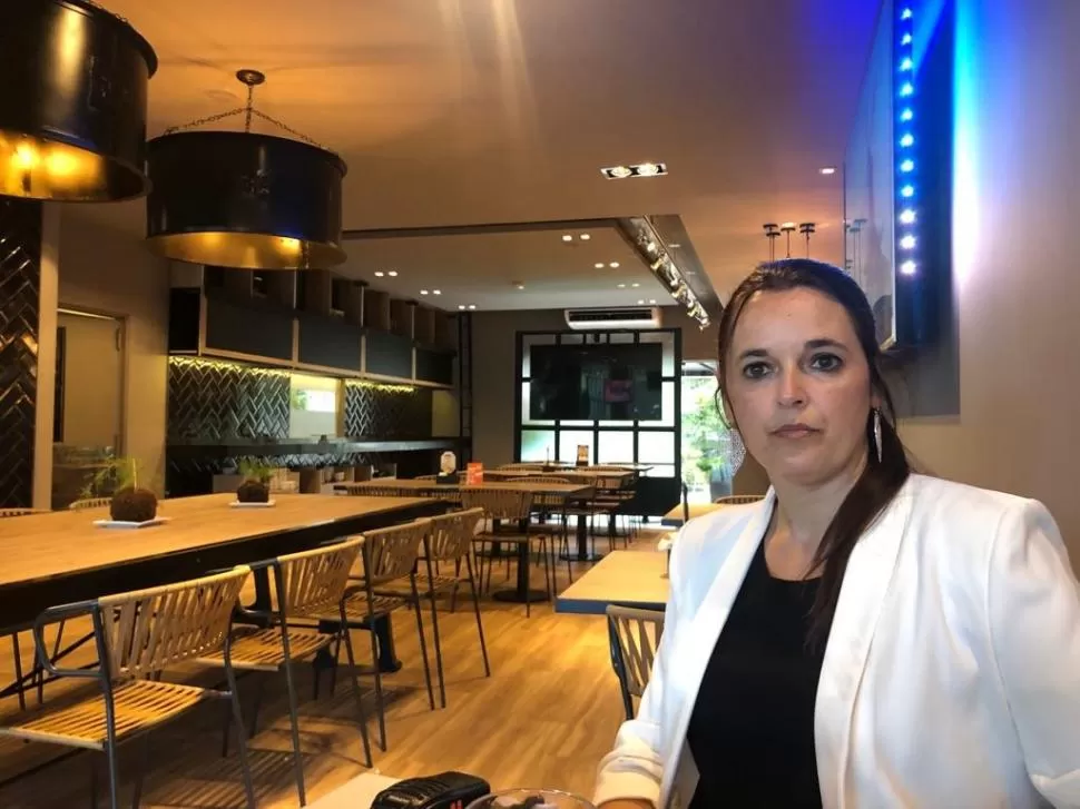 AMPLIO SALÓN. Mónica Molloy, gerente del Garden Park, muestra el remodelado bar del hotel ubicado en la avenida Soldati al 300. 