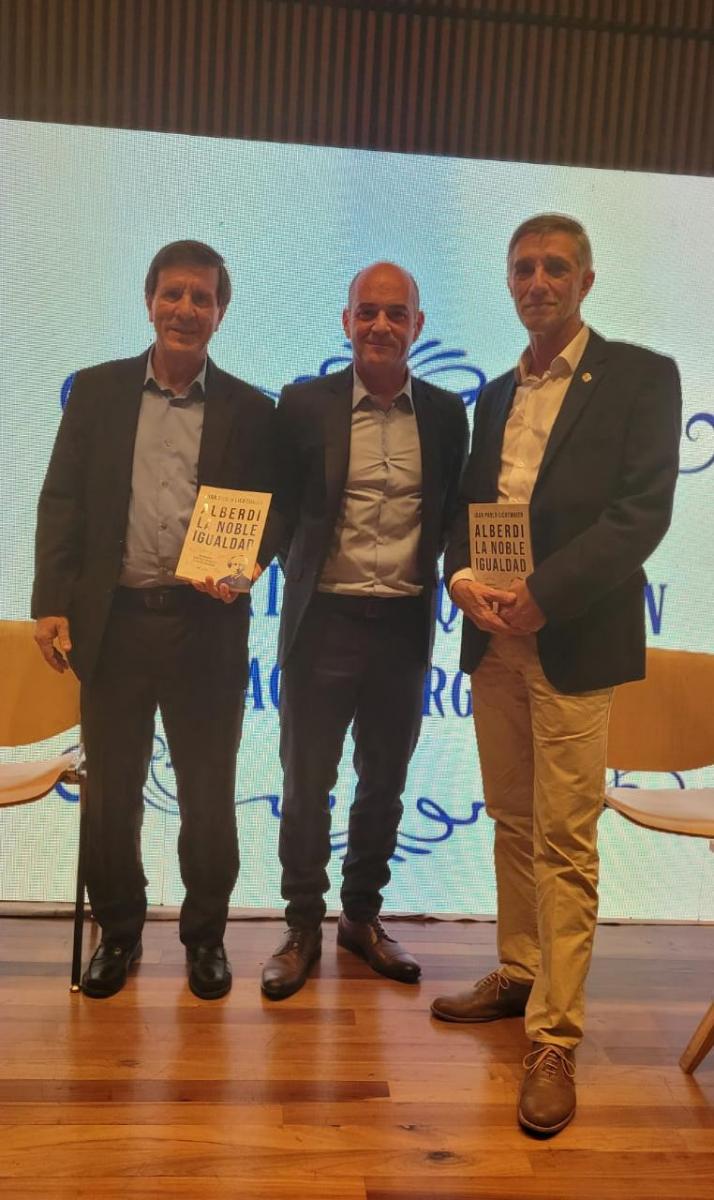 EVENTO. El decano de la Facultad de Ciencias Económicas, José Luis Jiménez, asistió en Buenos Aires a la presentación del libro 