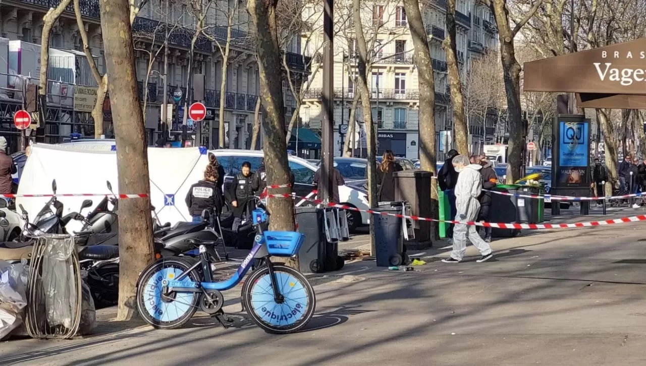 La policía francesa trabajó en el lugar del crimen.