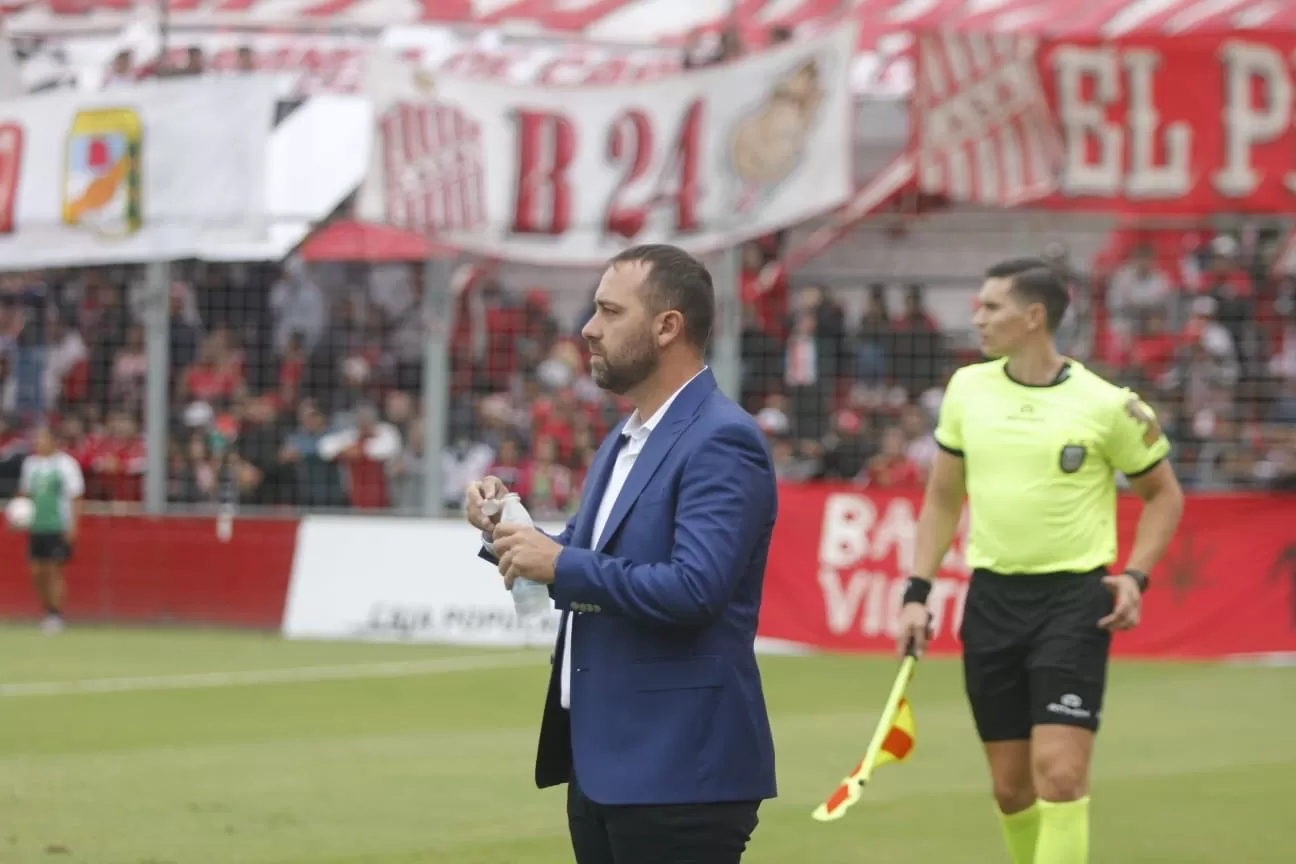 EN LA CIUDADELA. El DT de San Martín, Pablo De Muner, observa el partido junto a la línea de cal. Foto Prensa CASM