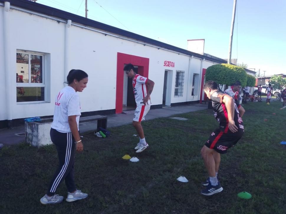 INDICACIONES. Gramajo sigue con atención la entrada en calor de los jugadores antes del amistoso contra Santa Lucía. El debut en el torneo local está muy cerca. 