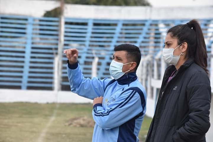 DIÁLOGO PERFECTO. Ricardo Amaya, uno de los técnicos de Jorge Newbery, charla con Nieto. La preparadora física tiene en cuenta la opinión del cuerpo técnico.