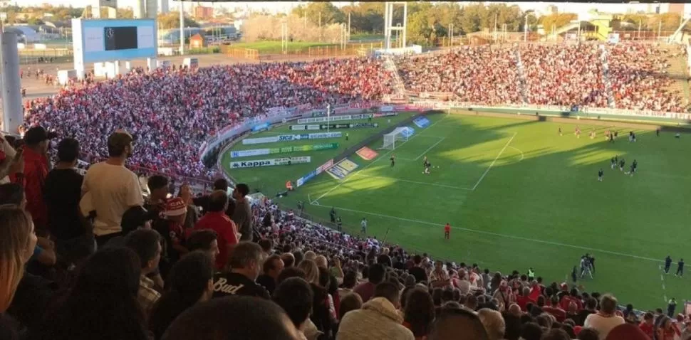 JUNTO A LA PELOTA. Aldosivi y Alvarado juegan en los torneos de más categoría. 