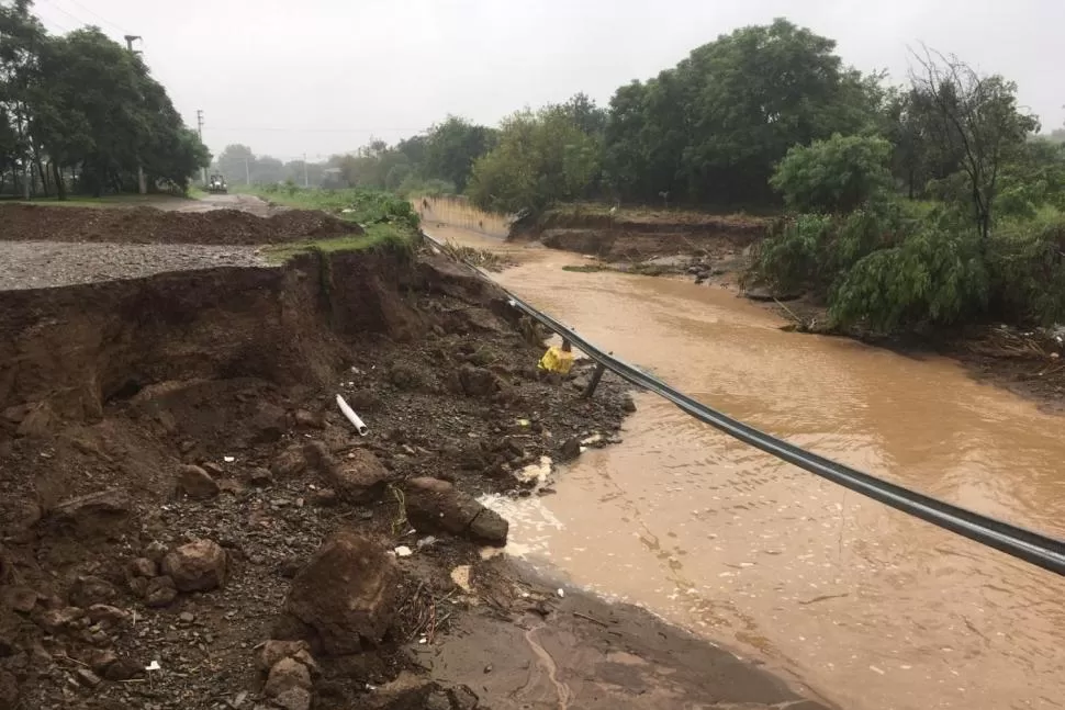 EL PODER DEL AGUA. El canal Yerba Buena, que pasa frente al colegio Pucará, colapsó en ese sector. El canal Sur fue víctima también de las correntadas.