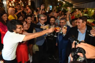 Platos variados, tragos y música frente al pulmón verde de la ciudad