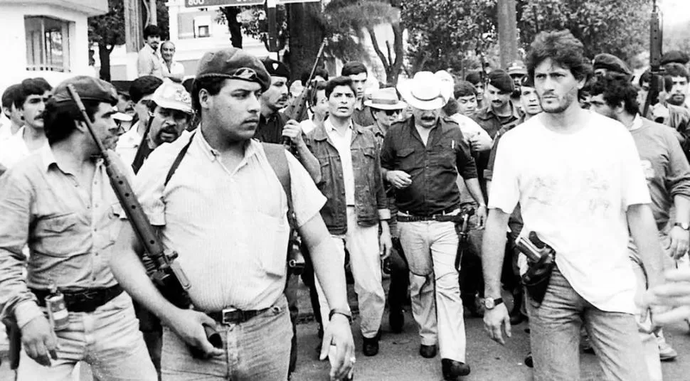 EN UNA HUELGA. “El Malevo” Ferreyra y Jorge “Feto Soria aparecen al frente de los policías que se autoacuartelaron. 