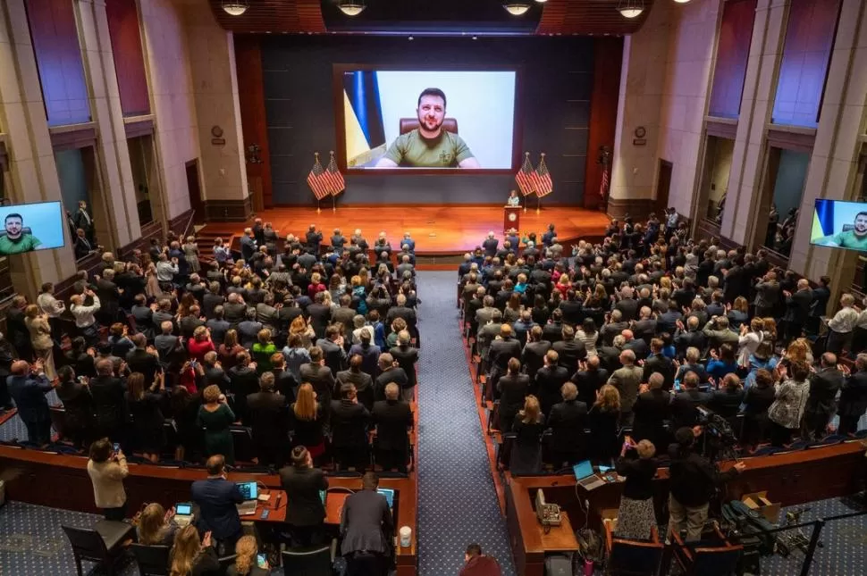 VITOREADO. Zelenski conmovió a los parlamentarios estadounidenses con sus palabras y añadió un golpe de efecto: imágenes de la devastación. 