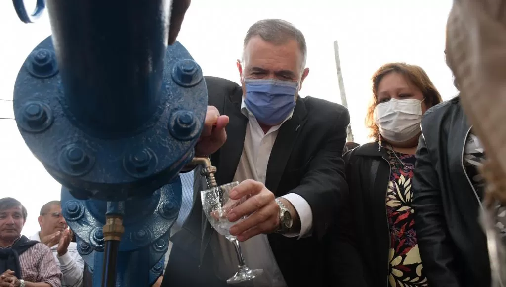 OBRA. El vicegobernador, a cargo del Poder Ejecutivo, Osvaldo Jaldo, inauguró un pozo de agua en Banda del Río Salí.