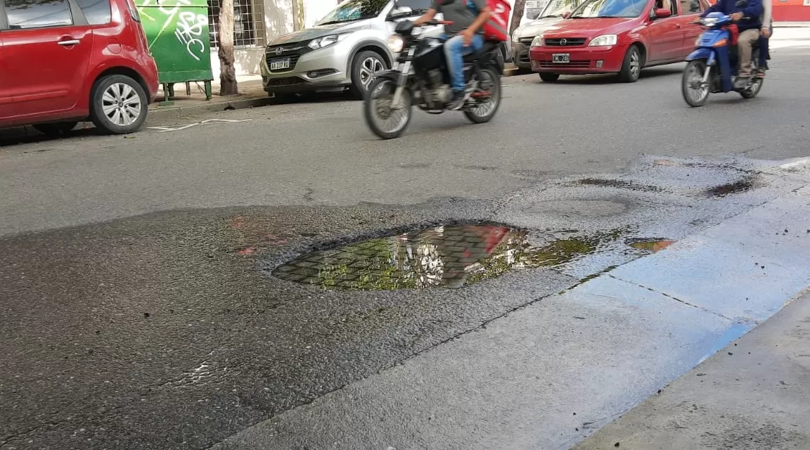 POZO EN BARRIO NORTE. Una pérdida de agua causó daños en el pavimento en Junín, entre Santiago y Corrientes. 