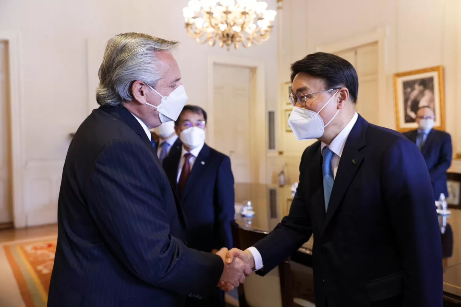 SELLARON EL ACUERDO. El presidente ejecutivo de Posco, Jeong Woo, durante la reunión con Alberto Fernández.