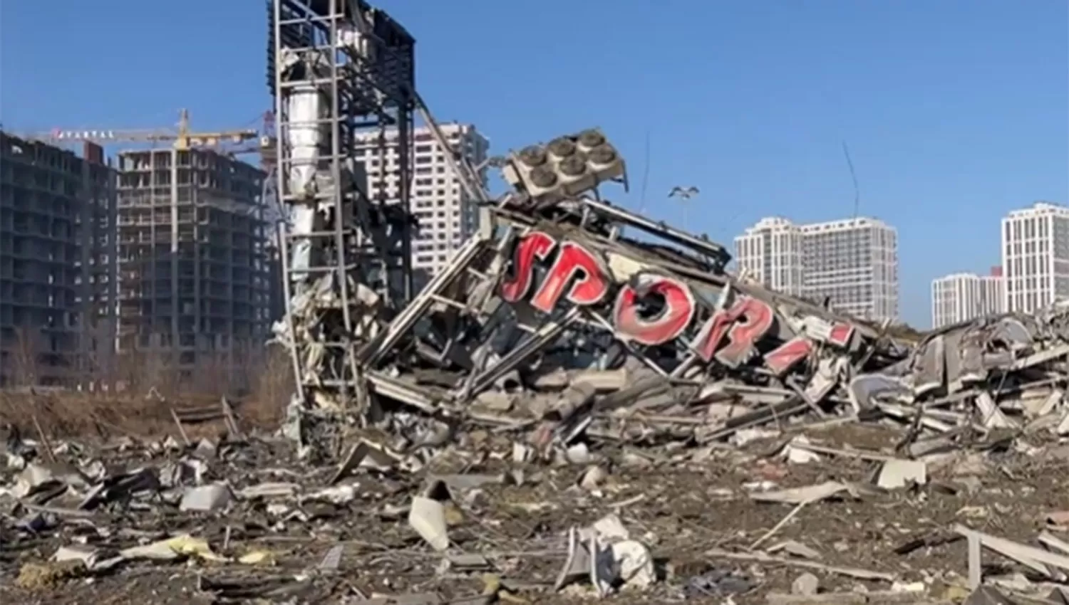 DESTRUIDO. El centro comercial en las afueras de Kiev fue atacado durante la noche del domingo.