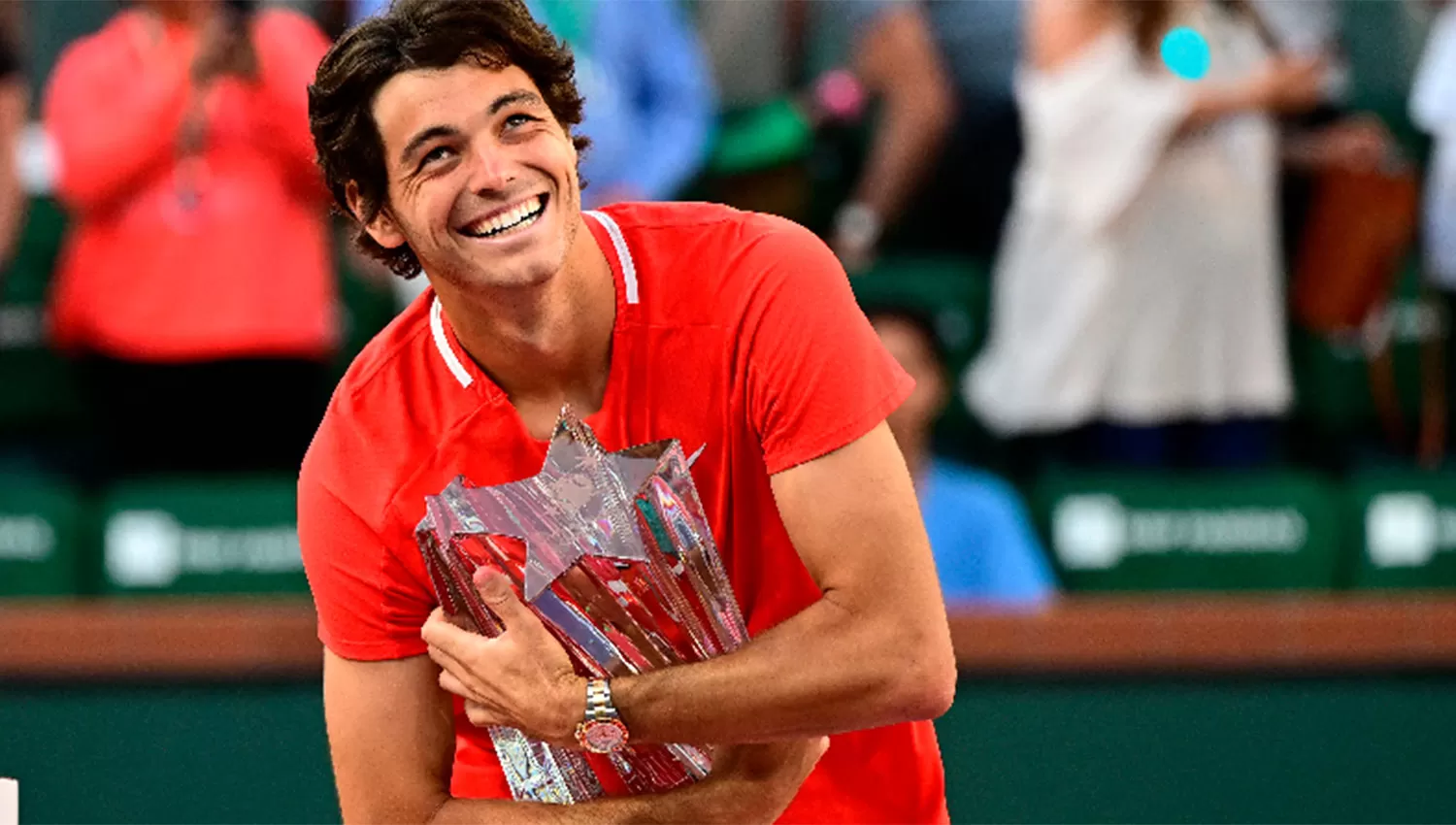 PARA LA HISTORIA. Taylor Fritz se abrazó al trofeo que no quedaba en manos estadounidenses desde hace 20 años.