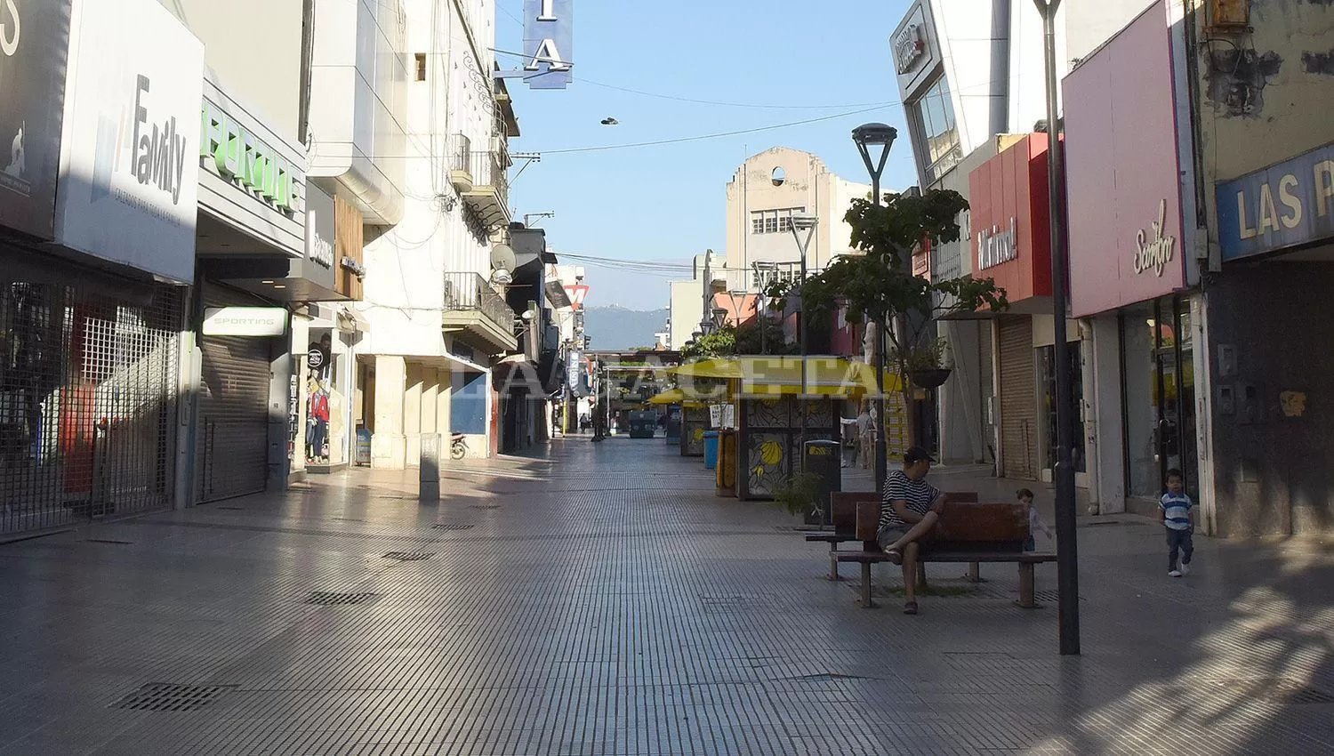 MEDIO DÍA. Este viernes la actividad comercial en el microcentro será durante la mañana.