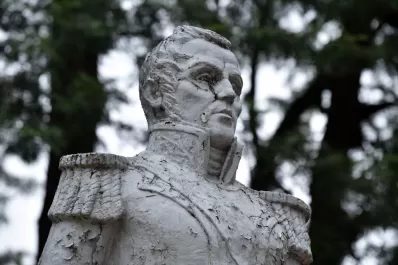 Parque 9 de Julio: los próceres apenas soportan el desgaste en su avenida