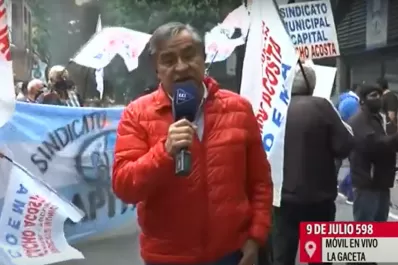 Con quema de cubiertas, el gremio municipal protestó frente a la intendencia de la capital