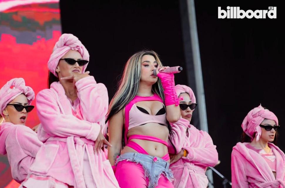 MUNDO ROSA. Lola Índigo sorprendió con su performance.   