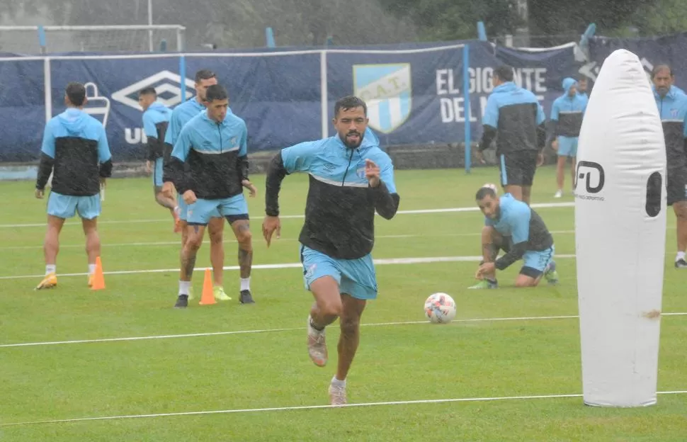 CAMBIOS. La lluvia los obligó a trabajar en el complejo para cuidar el césped del Monumental. Por el partido de Reserva, el entrenamiento de hoy será en el estadio. 