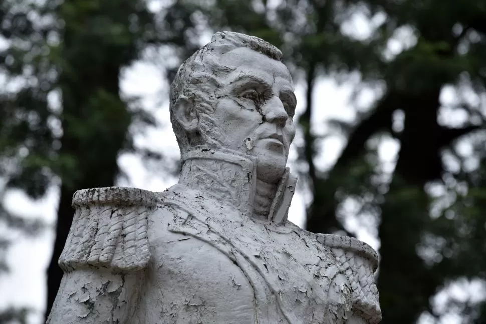ALEJANDRO HEREDIA. El monumento realizado por Hugo Ylian presenta un importante deterioro en su estructura externa y en la pintura craquelada.  
