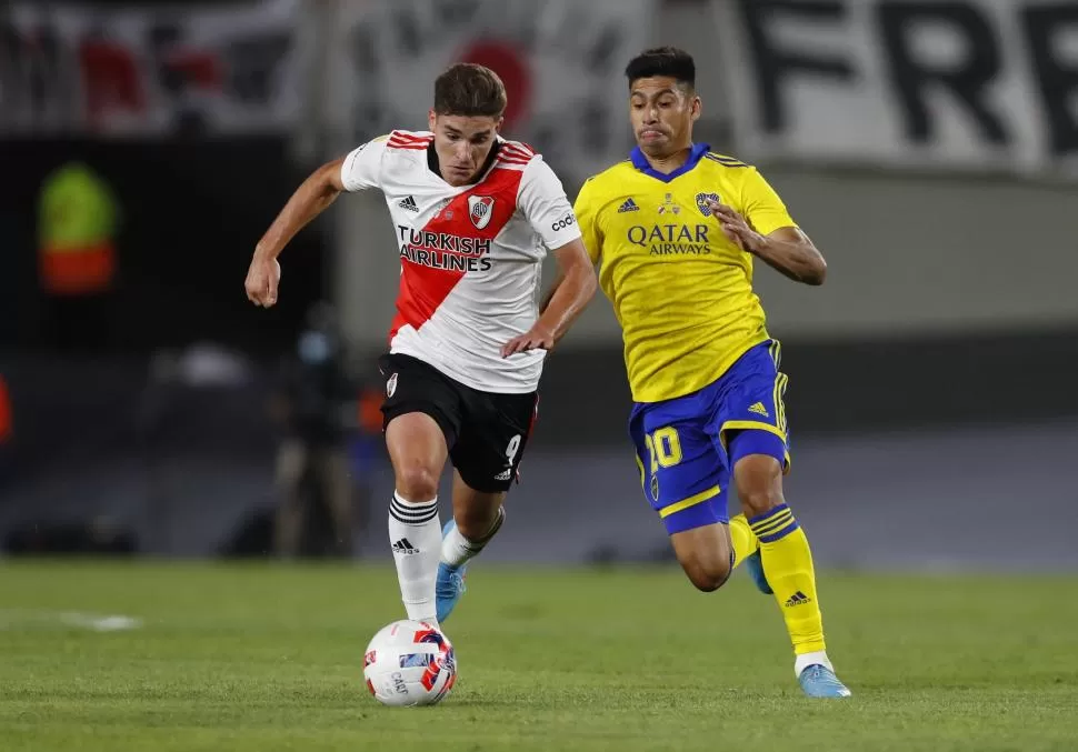 MUY SOLO. Julián Álvarez y Juan Ramírez disputan la pelota. El “9” de River fue el mejor de su equipo, pero nadie acompañó. 