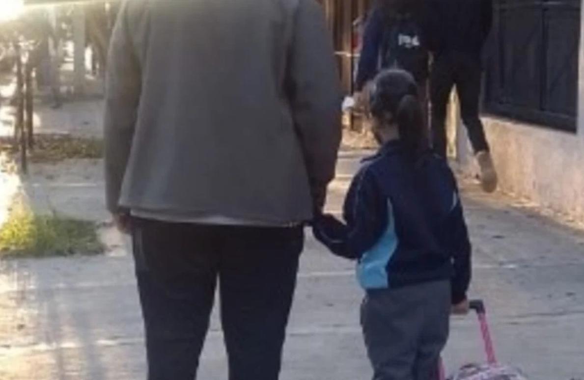 Milagros tenia que comer en una plaza