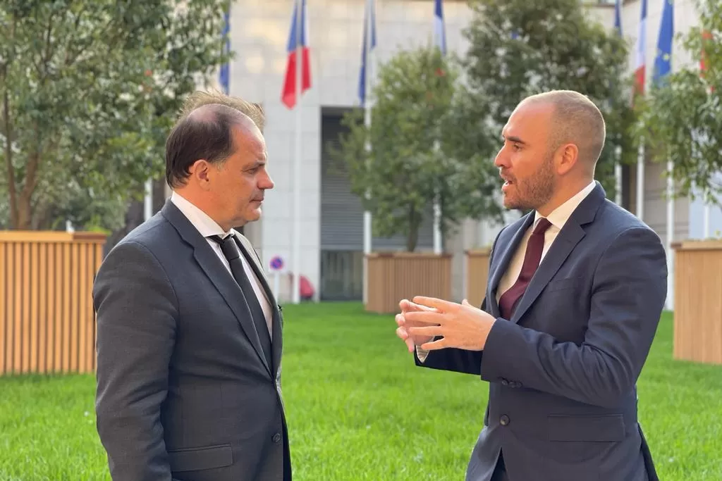 Martín Guzmán reunido con el titular del Club de París, en Francia. 