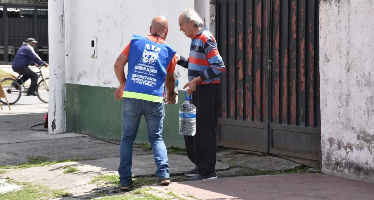 AGUATERO DEL TERCER MILENIO. Trabajador distribuye agua mineral. 