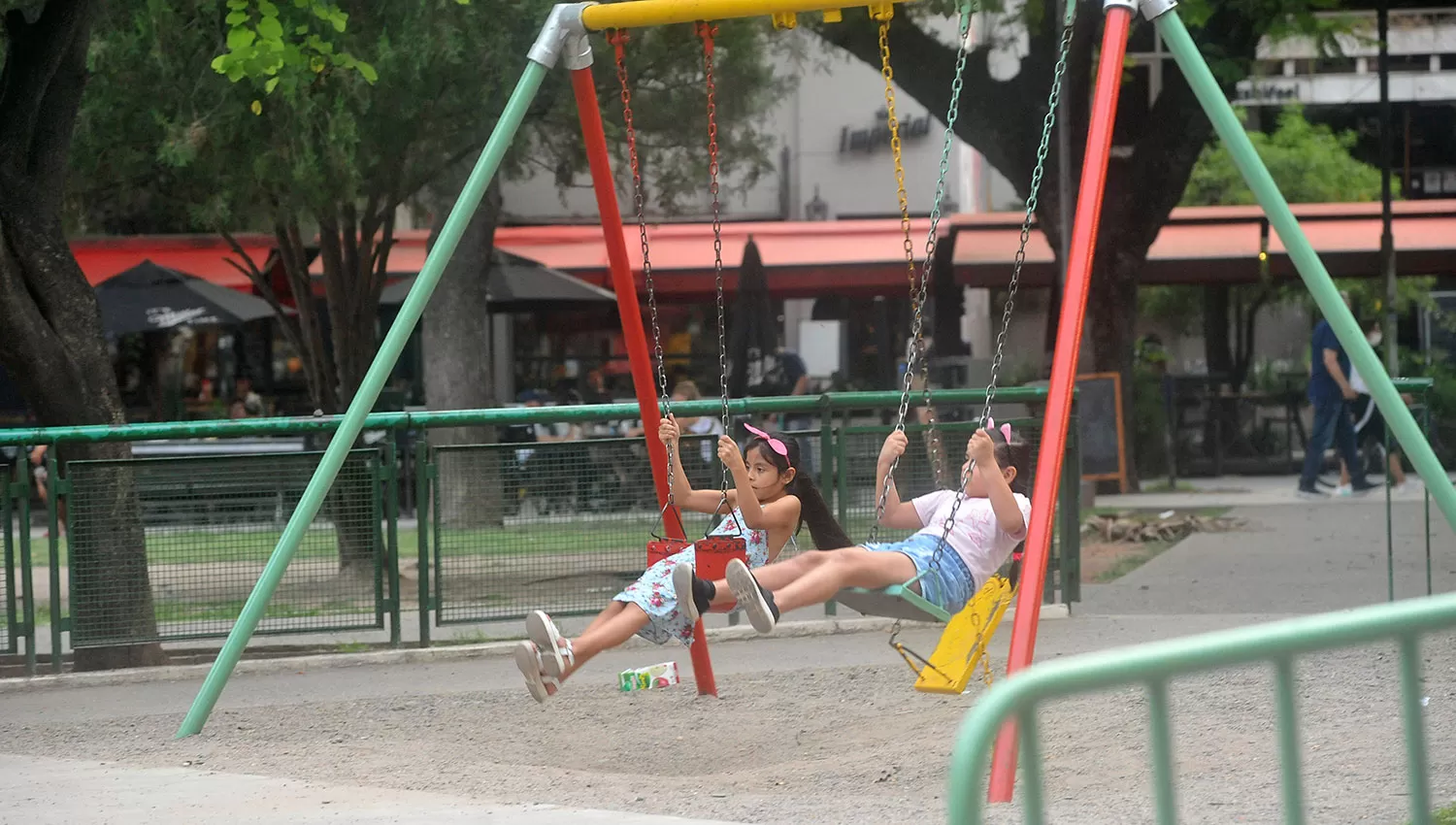 DISTRAER. Los juegos de la plaza Urquiza son visitados a diario por decenas de niños.