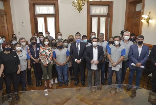 EN CASA DE GOBIERNO. Jaldo firmó el acuerdo con los representantes de la Salud. COMUNICIÓN PÚBLICA 