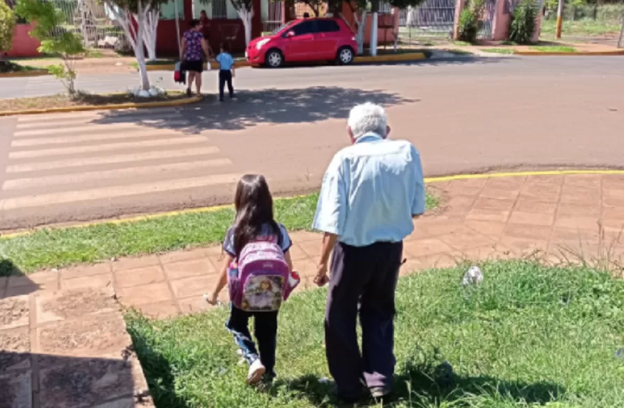 ABUELITO. El hombre acompaña a la criatura a clases. 