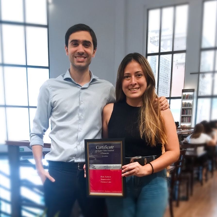 DIRECTOR Y ACTRIZ. Mirra Giolitto y Lobo, con el premio obtenido, 