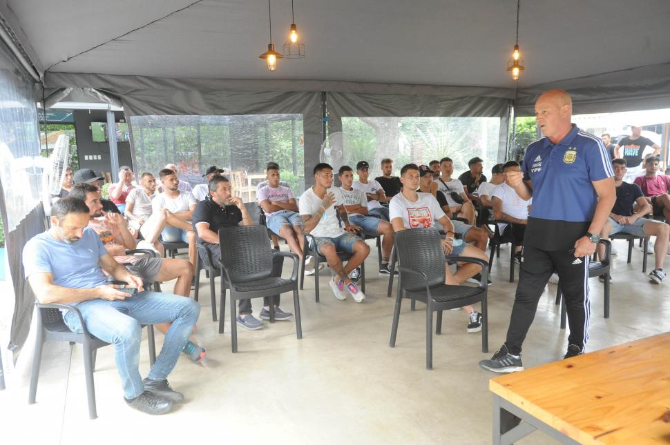 TODOS. También participaron el cuerpo técnico y algunos jugadores de Reserva. LA GACETA / FOTOs DE ANTONIO FERRONI