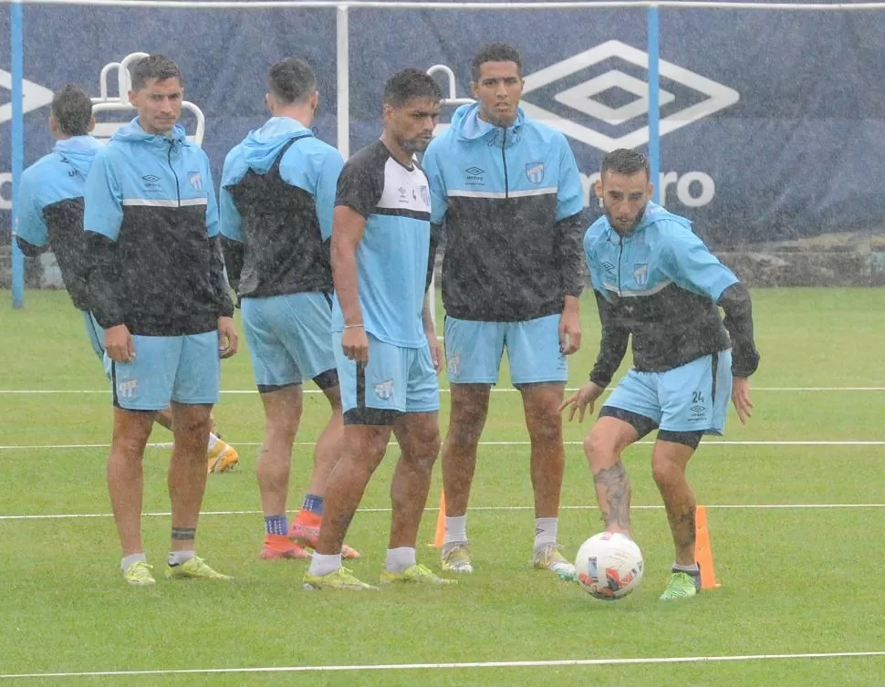 NECESITADO. Atlético necesita ganar los tres puntos ante un rival directo. El apoyo de su gente podría ser clave esta noche.  LA GACETA / FOTO DE ANTONIO FERRONI