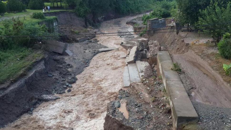 IMAGEN QUE PARALIZA. La madrugada del 7 de marzo de 2015, en Tucumán cayó un diluvio de esos que los climatólogos ponen en un estante. Venía lloviendo de modo incesante durante semanas. El diluvio fue la gota que colmó el vaso: en el río Muerto, en Yerba Buena, el agua arrastró los muros que habían sido construidos una década atrás. ARCHIVO LA GACETA