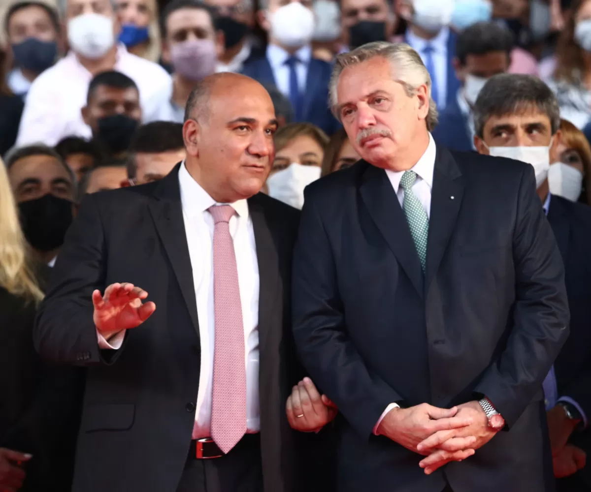 EN TUCUMÁN. El jefe de Gabinete, Juan Manzur, junto al presidente Alberto Fernández, en el acto de entrega de 100 camionetas a la Policía de la Provincia. Foto: Twitter @JuanManzurOK