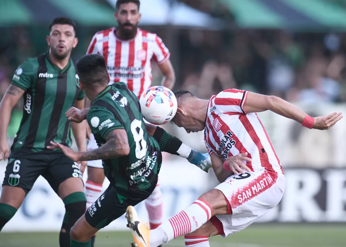 DEMASIADA LUCHA. El partido fue muy trabado; eso al “Santo” no le cayó bien.