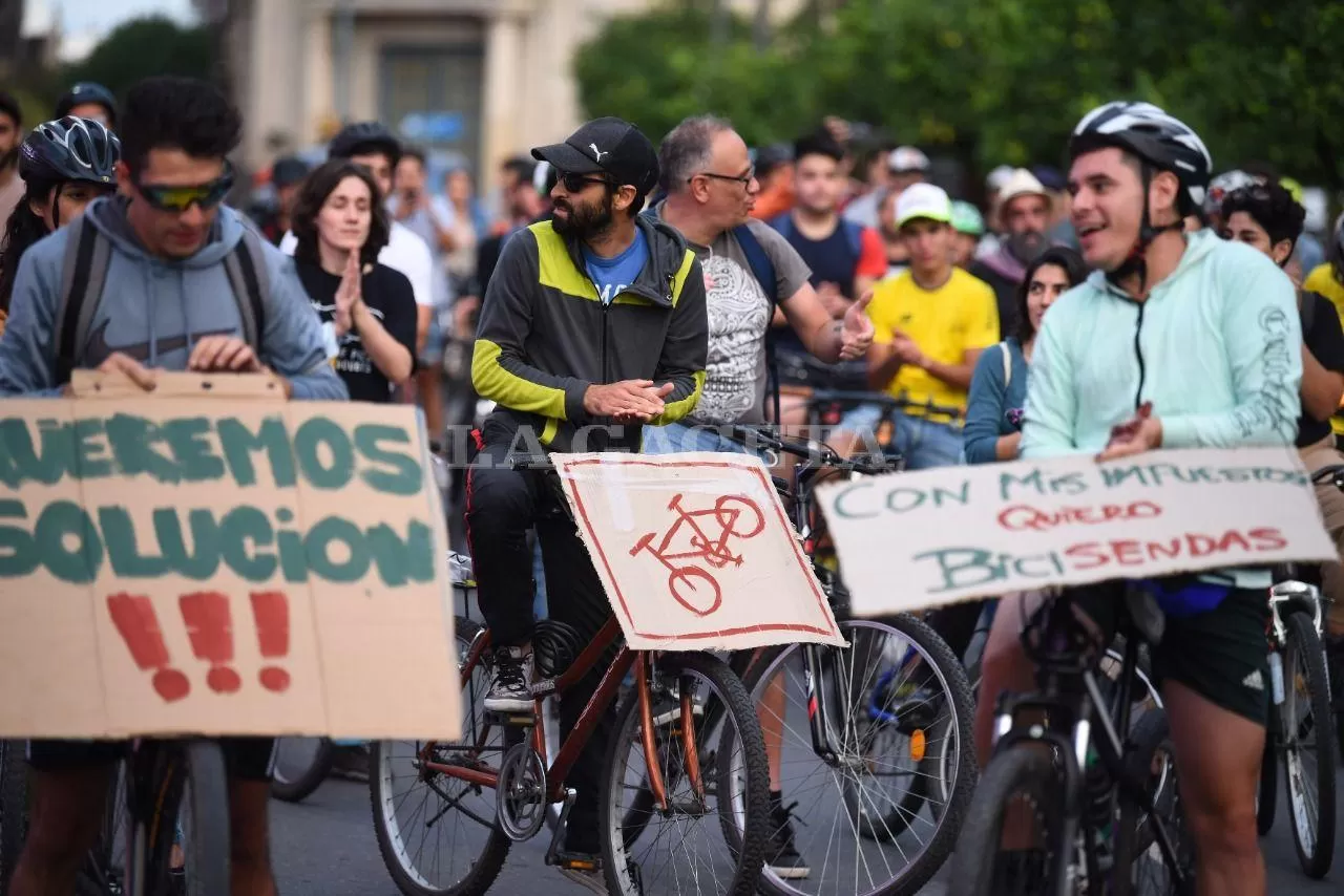 MANIFESTACIÓN DE USUARIOS DE BICICLETAS EN SAN MIGUEL DE TUCUMÁN / Foto de LA GACETA - Diego Aráoz