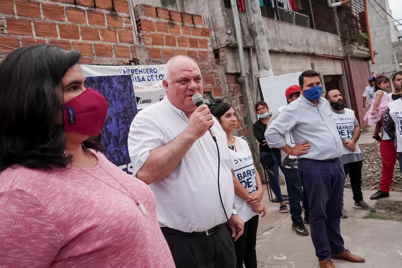 EN BARRIO AMPLIACIÓN VILLA ALEM. Federico Masso dialogó con vecinos. Foto: Prensa Libres del Sur