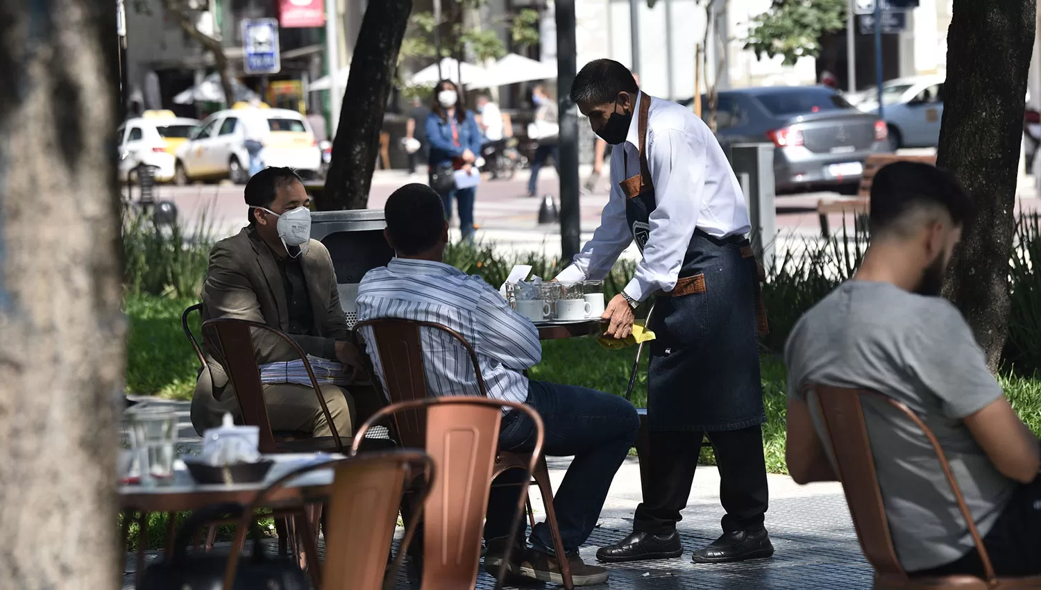UNA PAUSA. La plaza Mitre es uno de los puntos de encuentro de los concepcionenses.