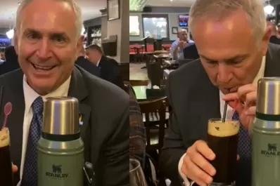 La divertida reacción del embajador estadounidense cuando probó el fernet con coca