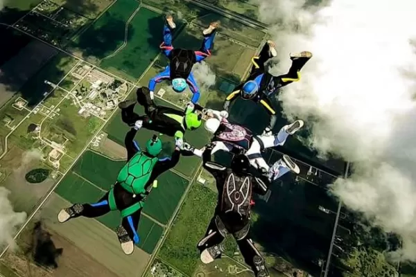 En Yerba Buena habrá una exhibición de paracaidismo en el AeroClub